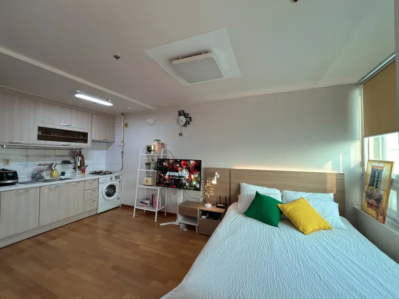 [Seodaemun, Seoul] 2 minutes from Sinchon Station/Ewha Womans University, spacious room with full amenities, city view 3