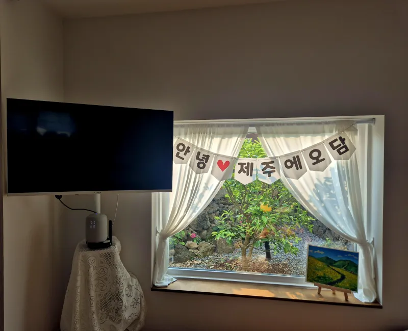 [Hallim, Jeju] A pretty remodeled old house with a stone wall and a yard. 3