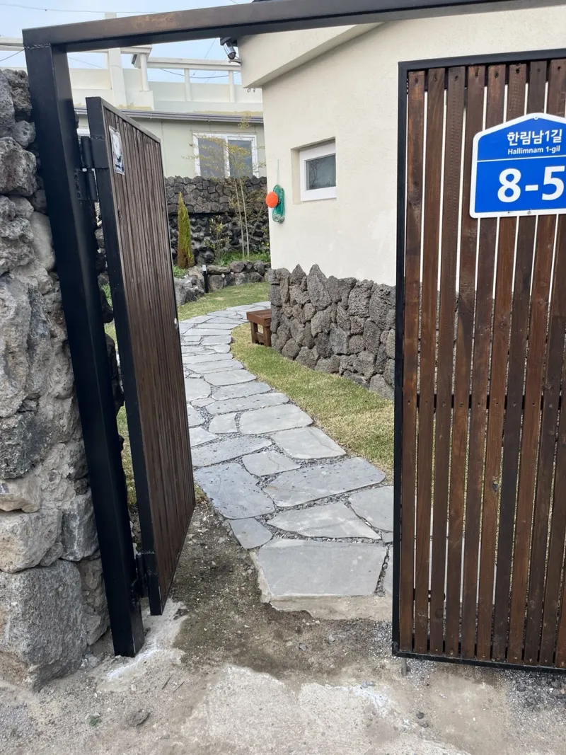 [Hallim, Jeju] A pretty remodeled old house with a stone wall and a yard. 20
