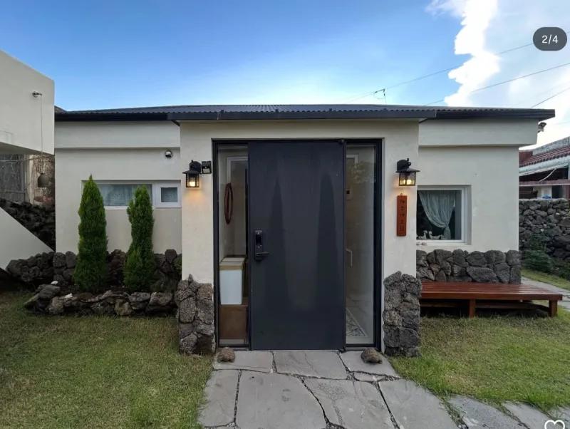[Hallim, Jeju] A pretty remodeled old house with a stone wall and a yard. 17