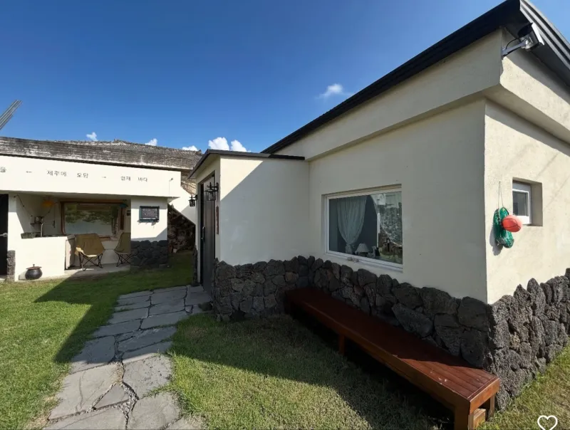 [Hallim, Jeju] A pretty remodeled old house with a stone wall and a yard. 15