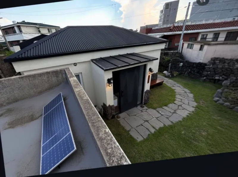 [Hallim, Jeju] A pretty remodeled old house with a stone wall and a yard. 18