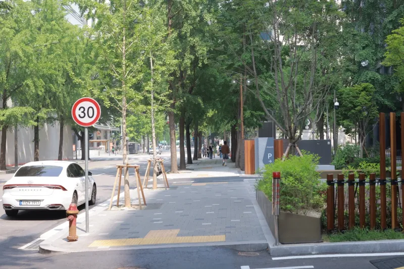 [Yeongdeungpo, Seoul][Yeongdeungpo-gu, Seoul] Yeouido / Hangang Park and The Hyundai Department Store are within walking distance. 10