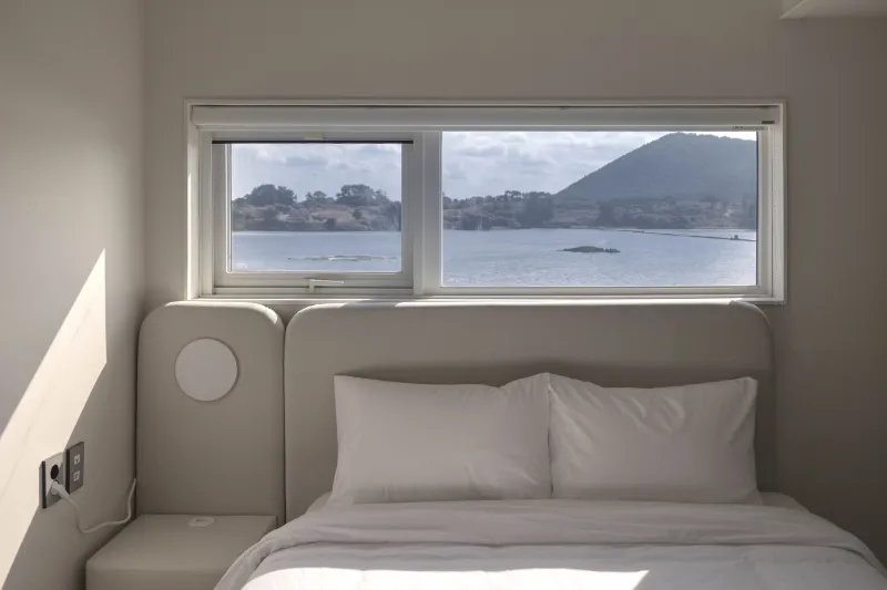 [Gujwa, Jeju] Meanwhile, a 4-person room facing Jimibong Peak and the migratory bird habitat. 3