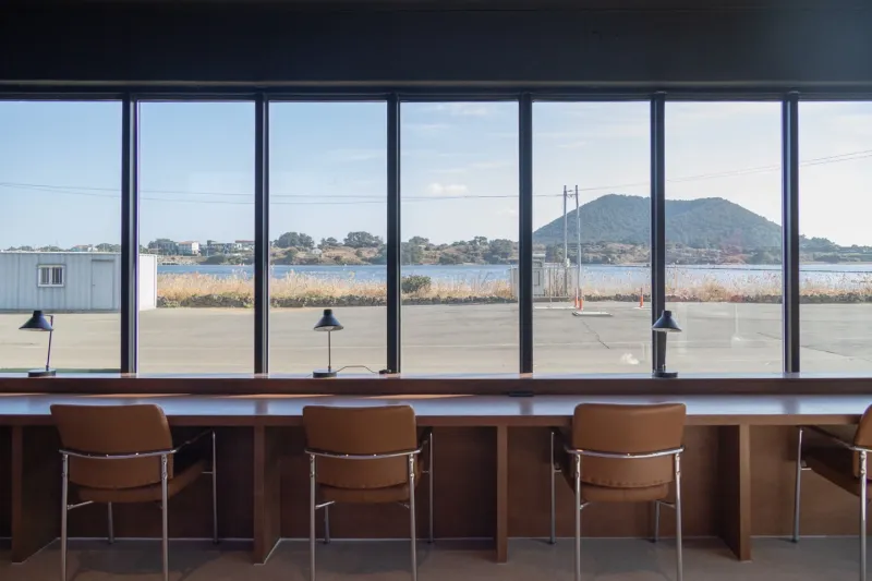 [Gujwa, Jeju] Meanwhile, a 4-person room facing Jimibong Peak and the migratory bird habitat. 17
