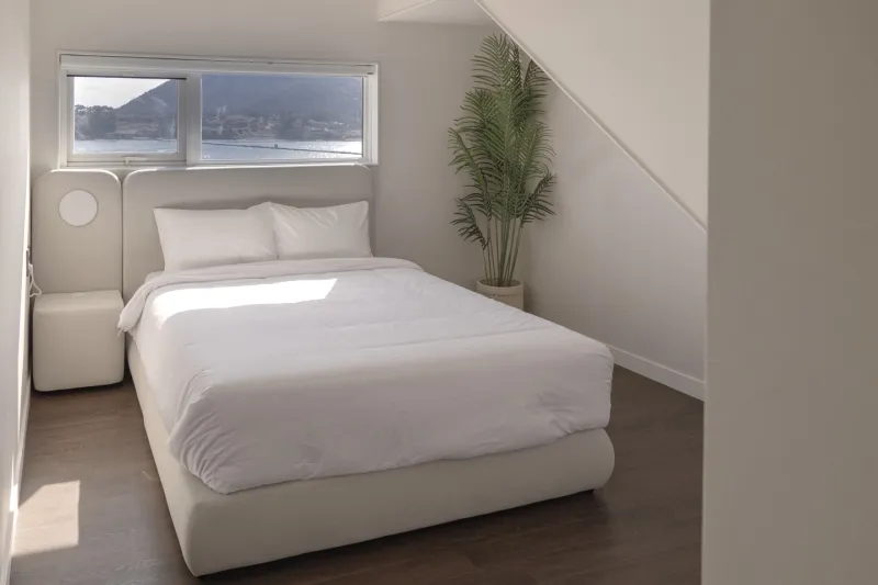 [Gujwa, Jeju] Meanwhile, a 4-person room facing Jimibong Peak and the migratory bird habitat. 4
