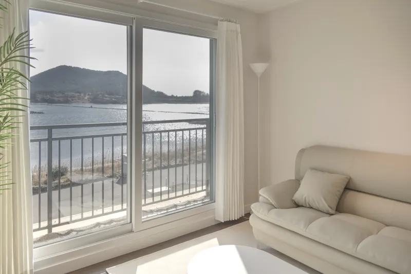 [Gujwa, Jeju] Meanwhile, a 4-person room facing Jimibong Peak and the migratory bird habitat. 2