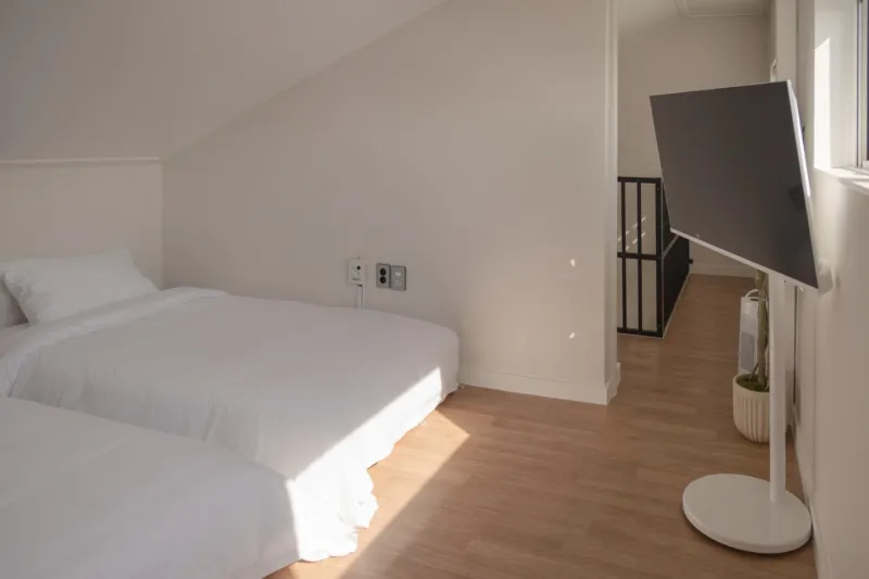 [Gujwa, Jeju] Meanwhile, a 4-person room facing Jimibong Peak and the migratory bird habitat. 10