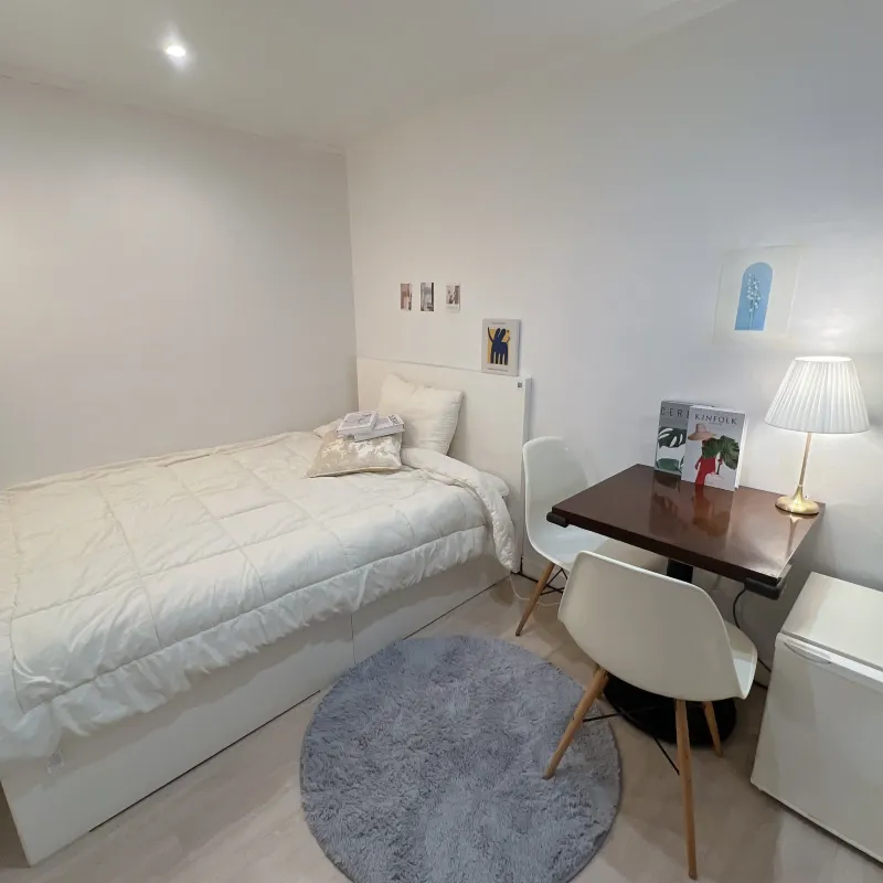 [Bucheon] 3-minute walk from Bucheon Station / Many convenience stores, restaurants, and cafes nearby / Free laundry / Self check-in 3