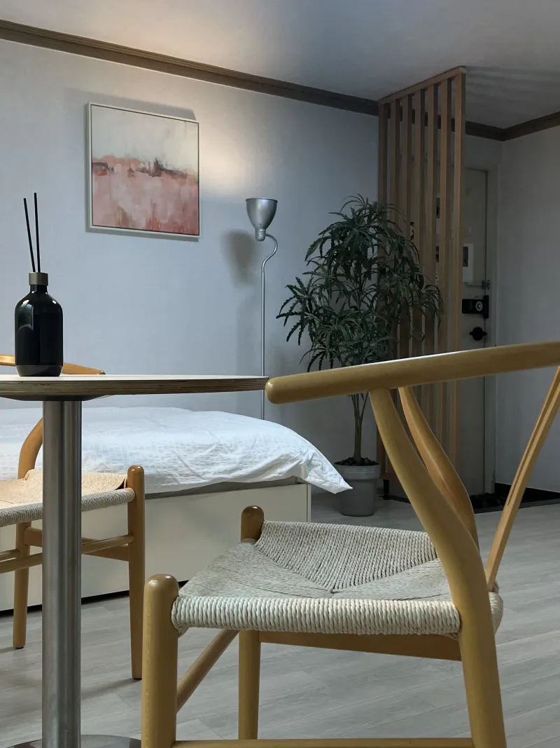 [Mapo, Seoul] Quiet and clean accommodation in front of the Gyeongui Line Forest Path at Sogang University. 3