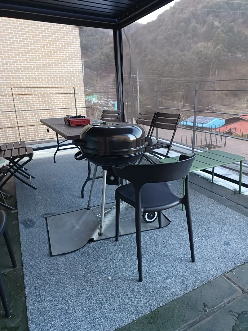 [Gapyeong] A two-story, three-room detached house with a lawn and deck view, connected to the back of the pine tree perimeter road. 8