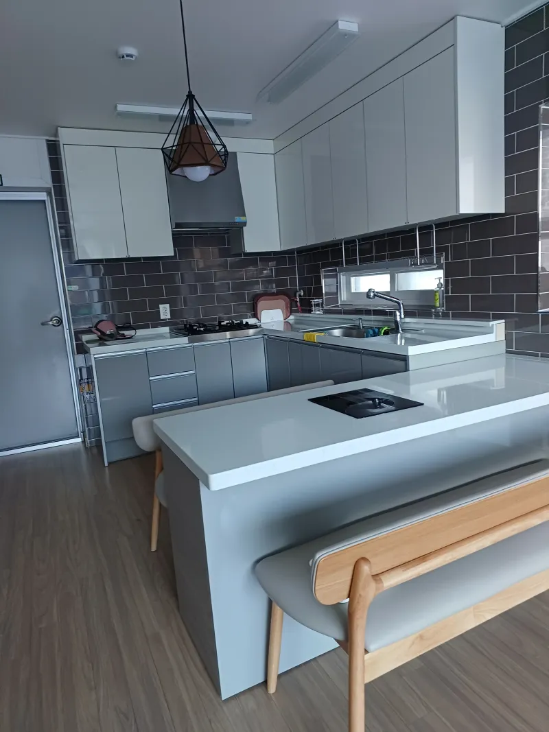 [Gapyeong] A two-story, three-room detached house with a lawn and deck view, connected to the back of the pine tree perimeter road. 7