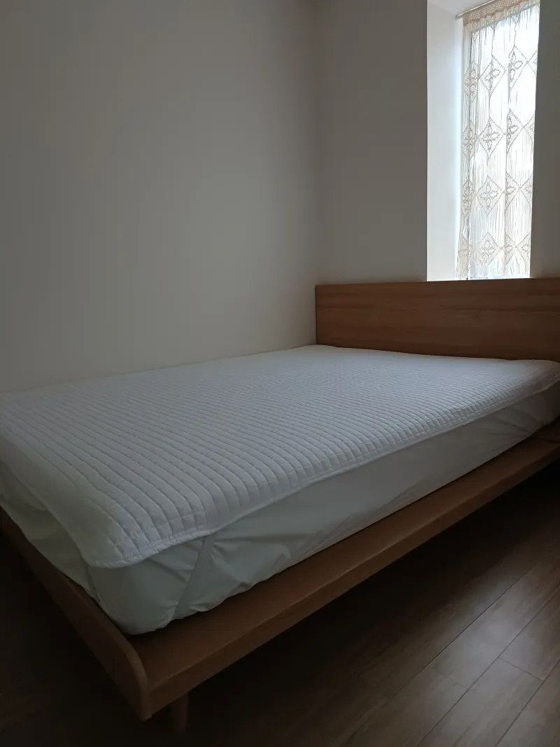 [Gapyeong] A two-story, three-room detached house with a lawn and deck view, connected to the back of the pine tree perimeter road. 2