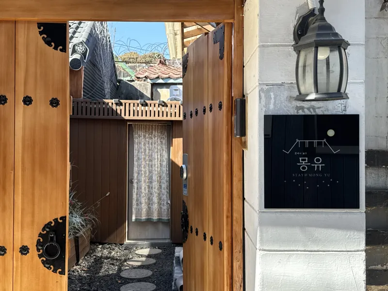 [Jongno, Seoul] A small, detached Hanok with a cypress bathtub 21