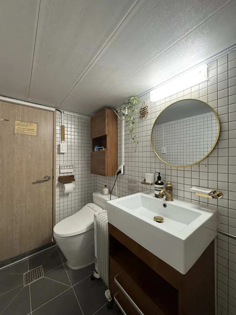 [Jongno, Seoul] A small, detached Hanok with a cypress bathtub 11