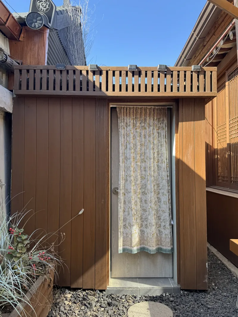 [Jongno, Seoul] A small, detached Hanok with a cypress bathtub 28