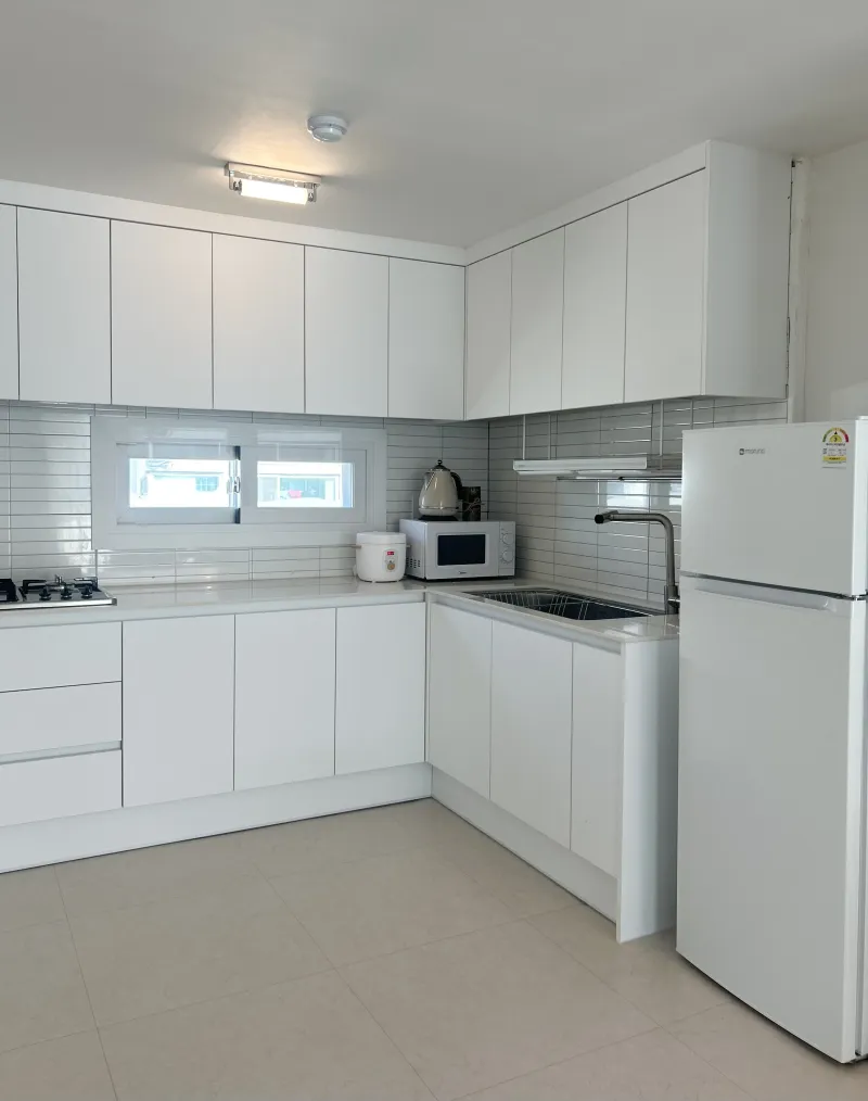 [Cheonan] 3 Bedrooms, 4 Beds, Pet-Friendly* 1-minute walk to downtown. Multiple parking spaces available* 18