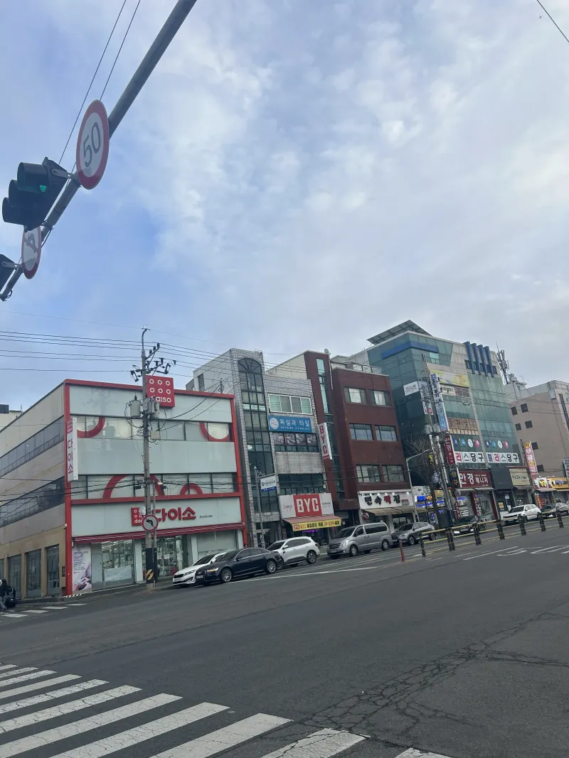 [Cheonan] 3 Bedrooms, 4 Beds, Pet-Friendly* 1-minute walk to downtown. Multiple parking spaces available* 27