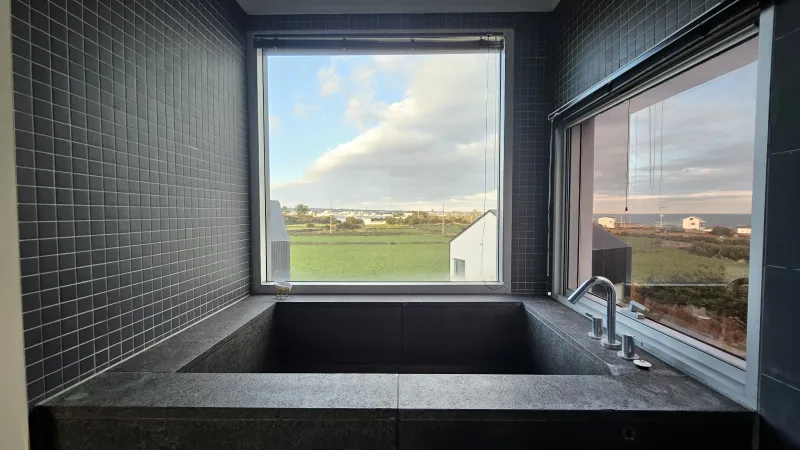 [Gujwa, Jeju] A detached house with a beautiful view of the sea, stone walls, and fields, 30 seconds from the entrance to the complex. 110