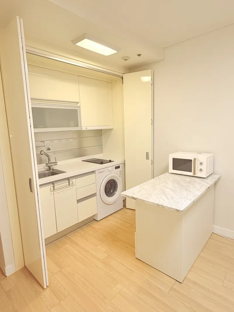 [Gangnam, Seoul] Gangnam Station / 5-minute walk #Quiet and safe officetel next to the school #10th floor 5