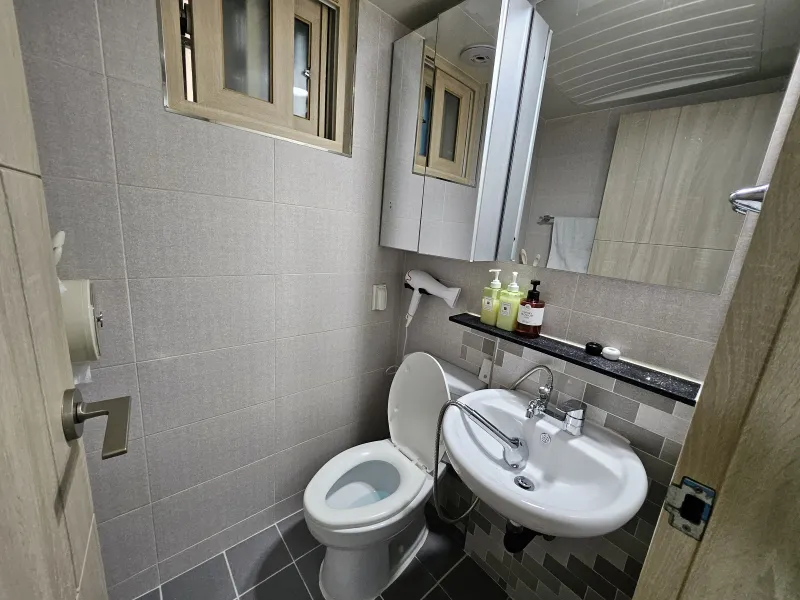 [Gwanak, Seoul] Bright basement apartment near Seoul National University Station 4