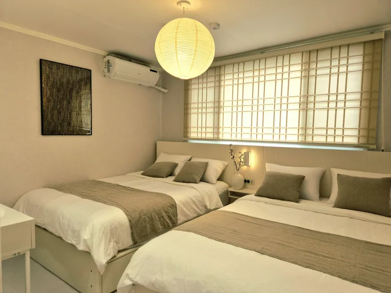 [Yeongdeungpo, Seoul][Yeongdeungpo-gu, Seoul] 3 mins from Yeongdeungpo-gu Office Station | A small Hanok in Seoul | 3 rooms, 4 queen beds 2