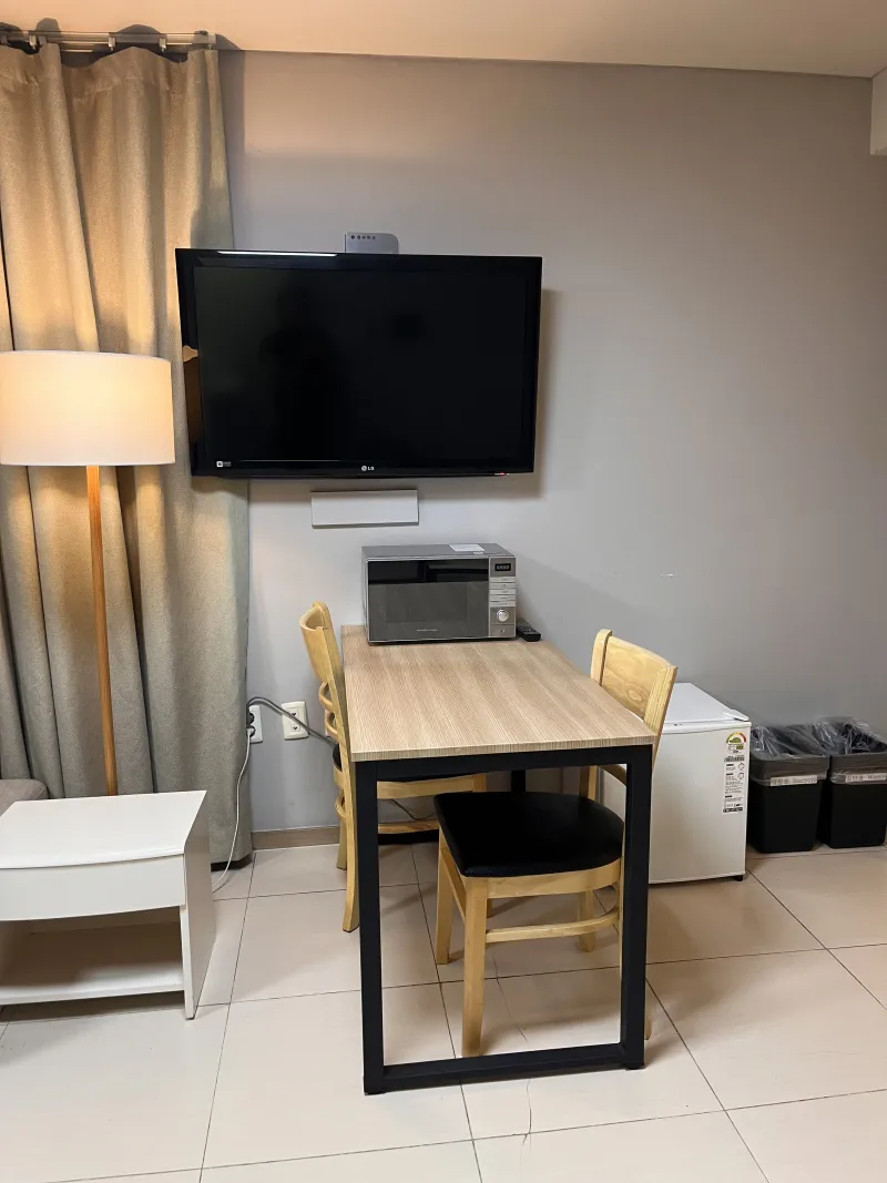 [Yongsan, Seoul] 5-minute walk from Itaewon, Fully furnished studio with floor-to-ceiling windows 12