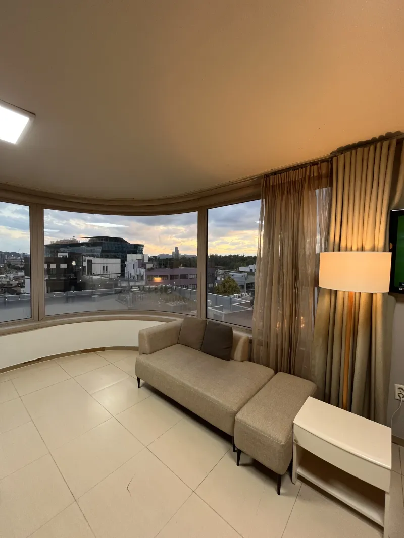 [Yongsan, Seoul] 5-minute walk from Itaewon, Fully furnished studio with floor-to-ceiling windows 4