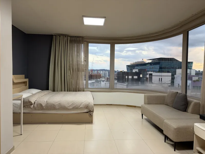 [Yongsan, Seoul] 5-minute walk from Itaewon, Fully furnished studio with floor-to-ceiling windows 3