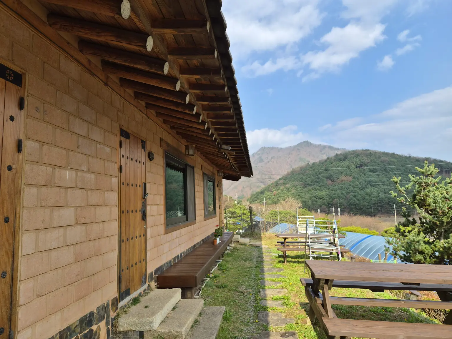 숲세권·마당 있는·시골 살기 독채 원룸·최대 3인 【杨平】森林景观韩屋住宿,位于红土房内,可享受朝南的阳光。 대표 사진