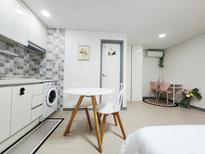 [Mapo, Seoul] 5-minute walk from Hongik Univ. Station, 1.5th floor 4