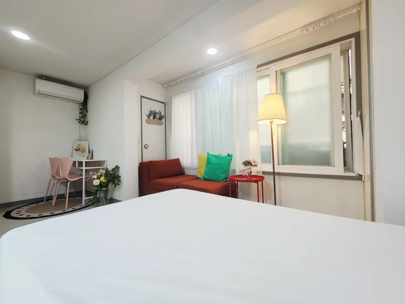[Mapo, Seoul] 5-minute walk from Hongik Univ. Station, 1.5th floor 5