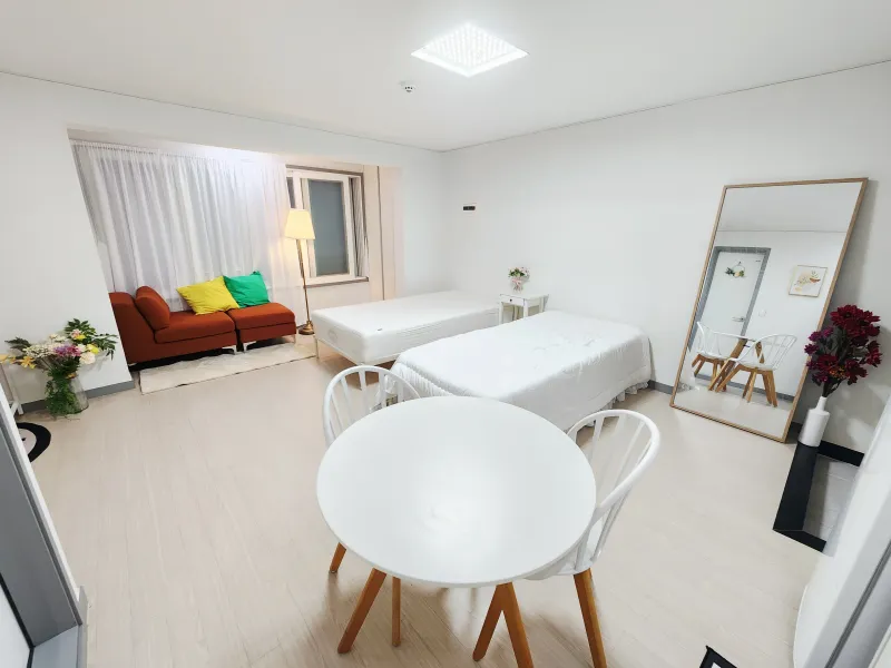 [Mapo, Seoul] 5-minute walk from Hongik Univ. Station, 1.5th floor 2