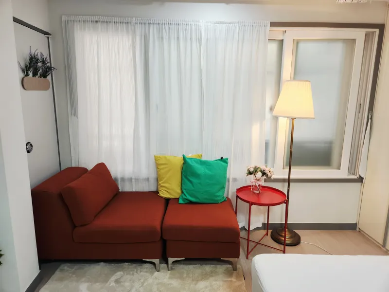 [Mapo, Seoul] 5-minute walk from Hongik Univ. Station, 1.5th floor 10