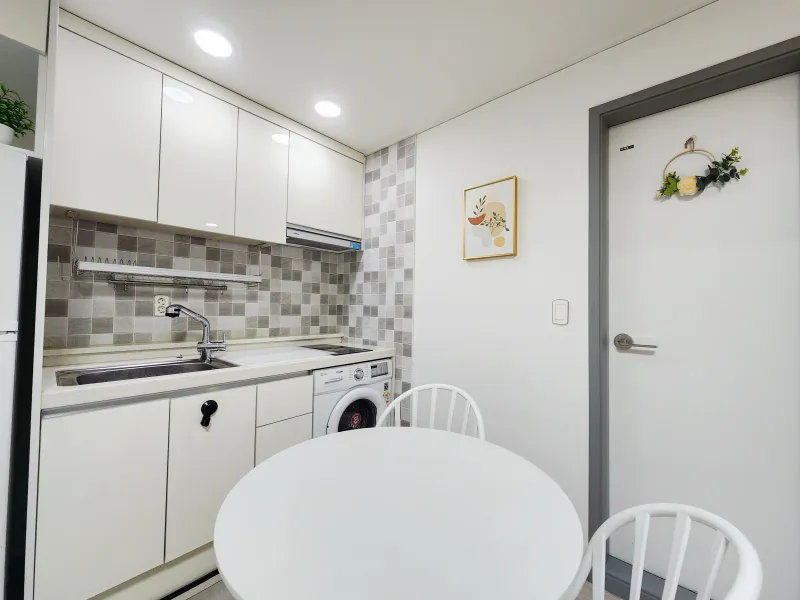 [Mapo, Seoul] 5-minute walk from Hongik Univ. Station, 1.5th floor 3