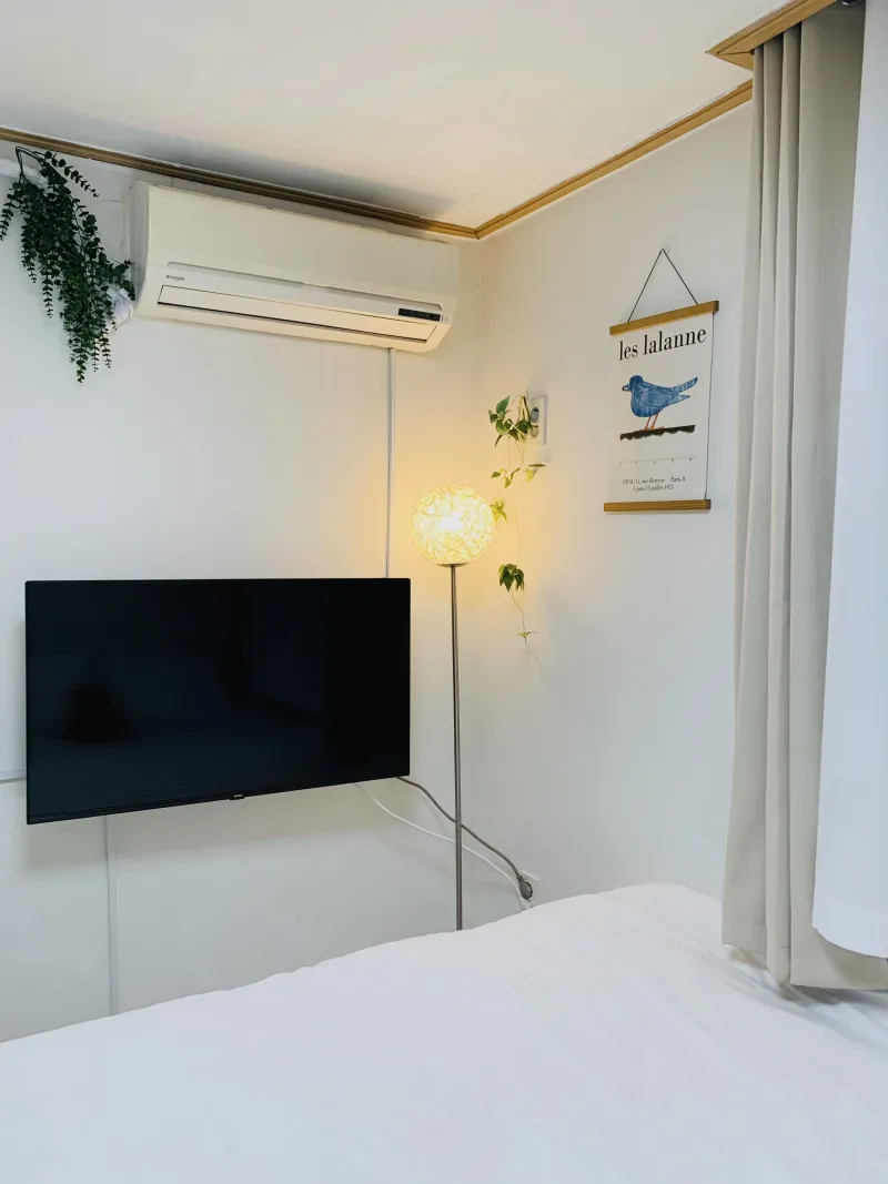 [Mapo, Seoul][Hongik Univ. Station] Affordable, Cozy, and Clean Double Room 4