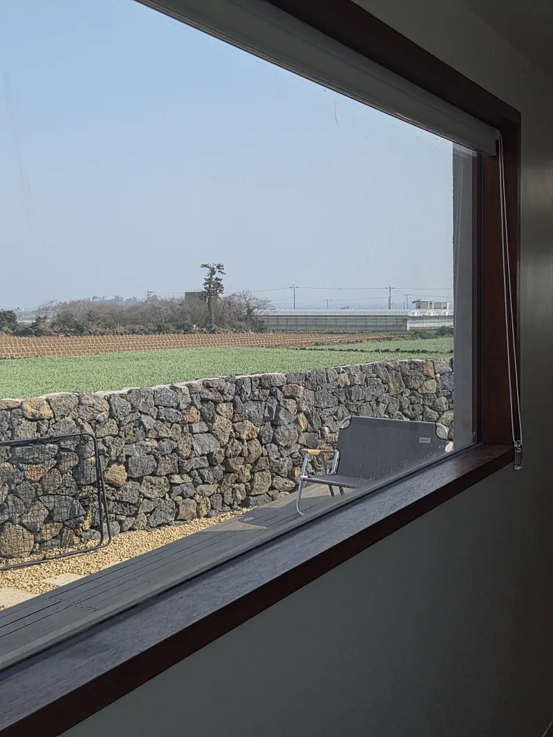 [Daejeong, Seogwipo] Sea view where Daejeong dolphins live, in front of the bus stop, a house in a rural village 30