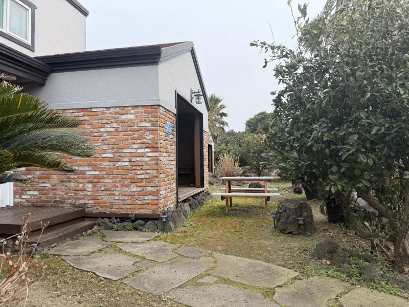 [Gujwa, Jeju] Bijarim duplex with an impressive view of the green grass yard and palm trees 19
