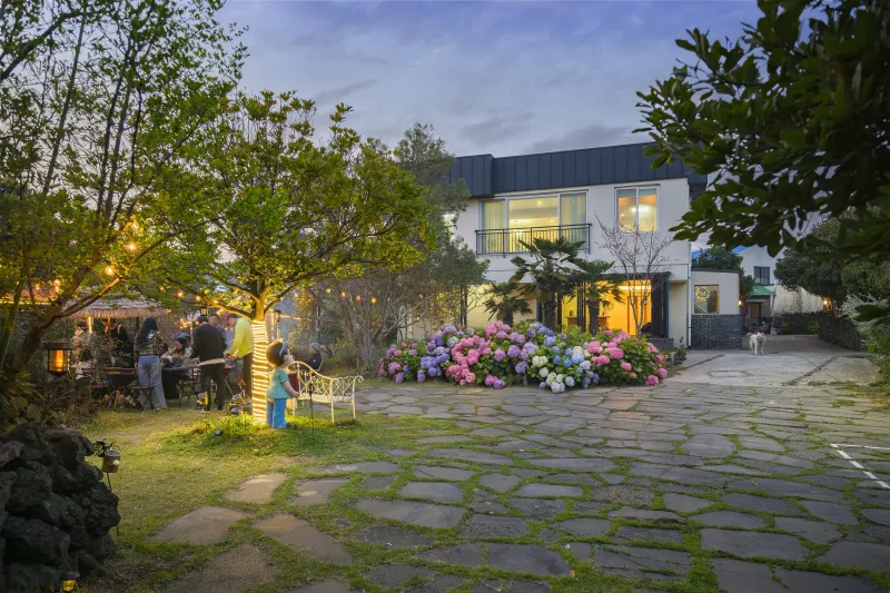 [Namwon, Seogwipo] 2-story detached house. Spacious yard. Ocean view. Jacuzzi. Three-room. BBQ. Foot volleyball. Pets 59