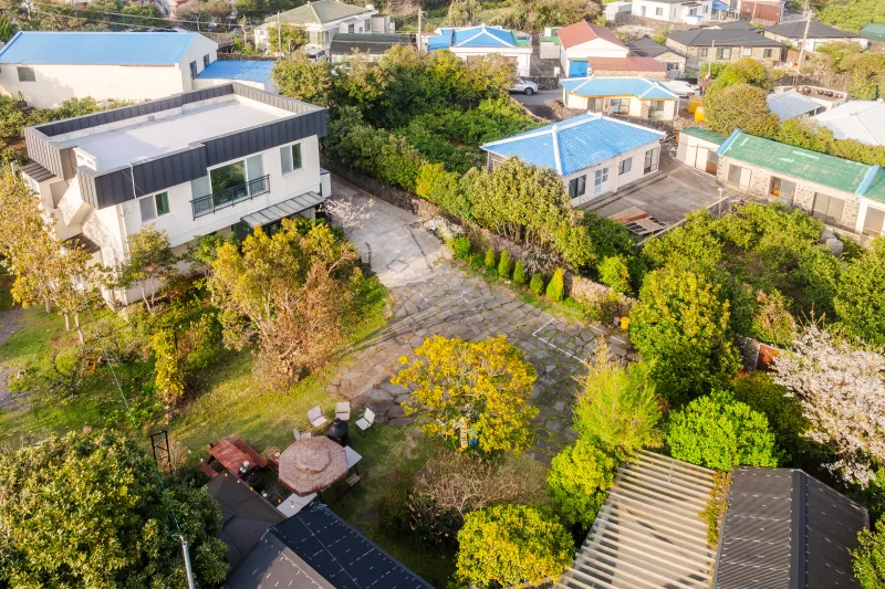 [Namwon, Seogwipo] 2-story detached house. Spacious yard. Ocean view. Jacuzzi. Three-room. BBQ. Foot volleyball. Pets 102