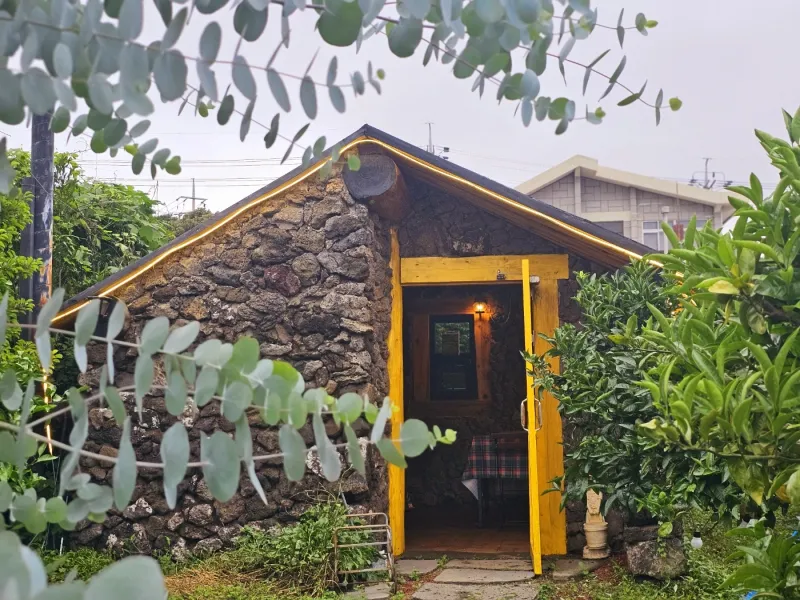 [Namwon, Seogwipo] 2-story detached house. Spacious yard. Ocean view. Jacuzzi. Three-room. BBQ. Foot volleyball. Pets 181