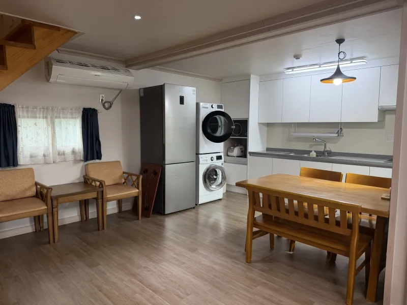 [Gujwa, Jeju] Bijarim duplex with an impressive view of the green grass yard and palm trees 17