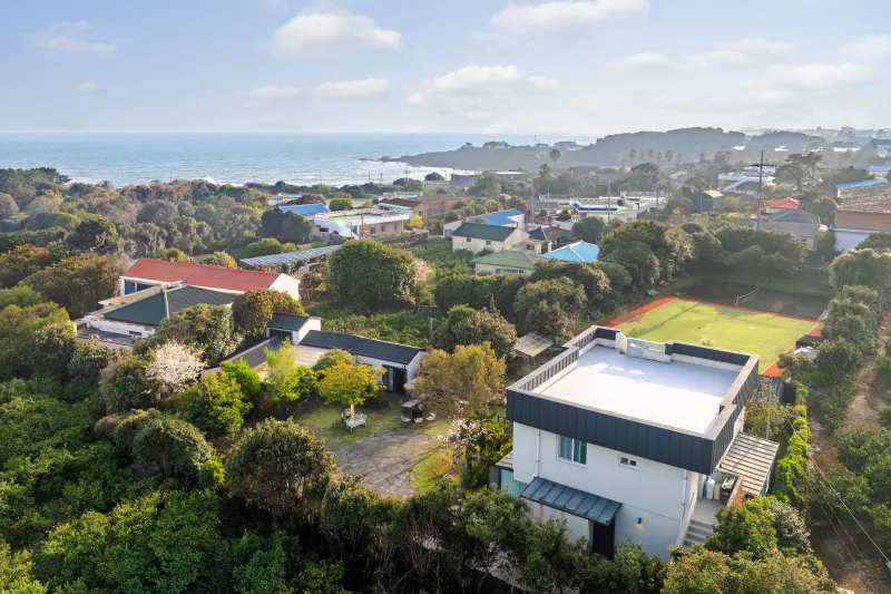 [Namwon, Seogwipo] 2-story detached house. Spacious yard. Ocean view. Jacuzzi. Three-room. BBQ. Foot volleyball. Pets 101