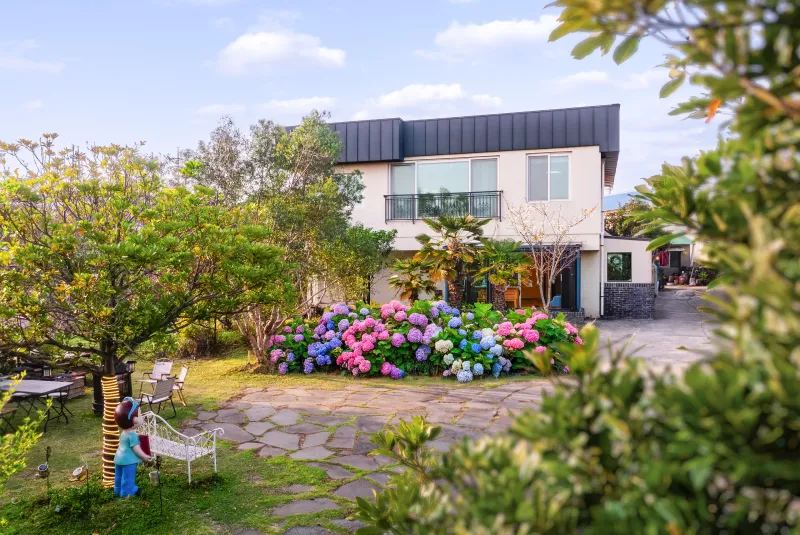 [Namwon, Seogwipo] 2-story detached house. Spacious yard. Ocean view. Jacuzzi. Three-room. BBQ. Foot volleyball. Pets 57