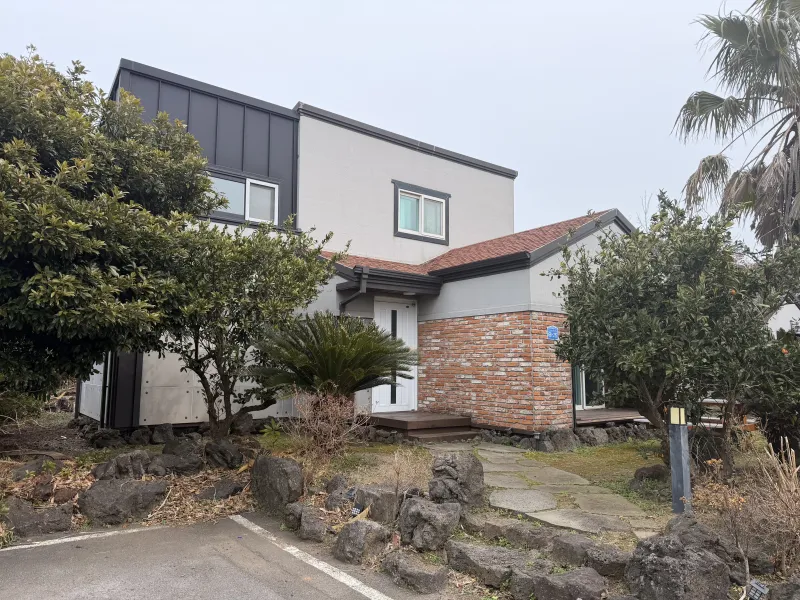 [Gujwa, Jeju] Bijarim duplex with an impressive view of the green grass yard and palm trees 18