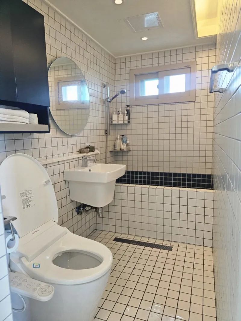 [Namwon, Seogwipo] 2-story detached house. Spacious yard. Ocean view. Jacuzzi. Three-room. BBQ. Foot volleyball. Pets 190