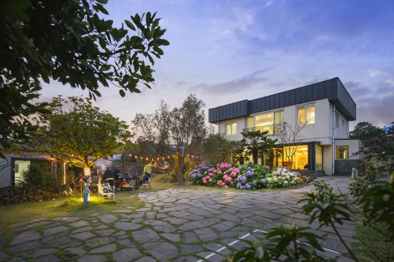 [Namwon, Seogwipo] 2-story detached house. Spacious yard. Ocean view. Jacuzzi. Three-room. BBQ. Foot volleyball. Pets 56