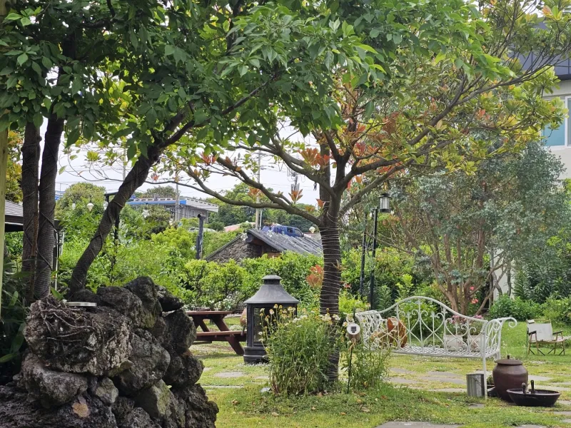 [Namwon, Seogwipo] 2-story detached house. Spacious yard. Ocean view. Jacuzzi. Three-room. BBQ. Foot volleyball. Pets 186