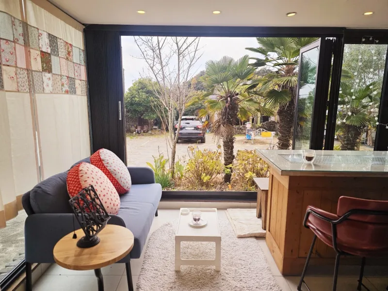 [Namwon, Seogwipo] 2-story detached house. Spacious yard. Ocean view. Jacuzzi. Three-room. BBQ. Foot volleyball. Pets 235