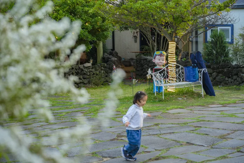 [Namwon, Seogwipo] 2-story detached house. Spacious yard. Ocean view. Jacuzzi. Three-room. BBQ. Foot volleyball. Pets 110
